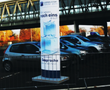 Große Werbesäule am Eingang West unten